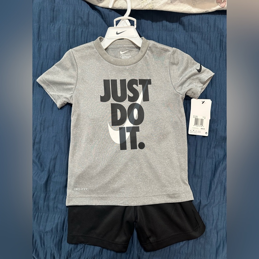 Nike toddler two piece set 4T NWT
